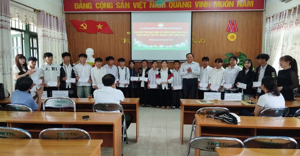 Chương trình trao hỗ trợ cho học sinh có hoàn cảnh khó khăn tham gia kỳ thi tốt nghiệp THPT năm 2025 tại trường THPT…